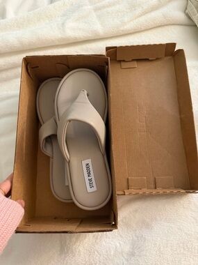 Steve Madden Neutral Padded Thong Sandals in Light Taupe